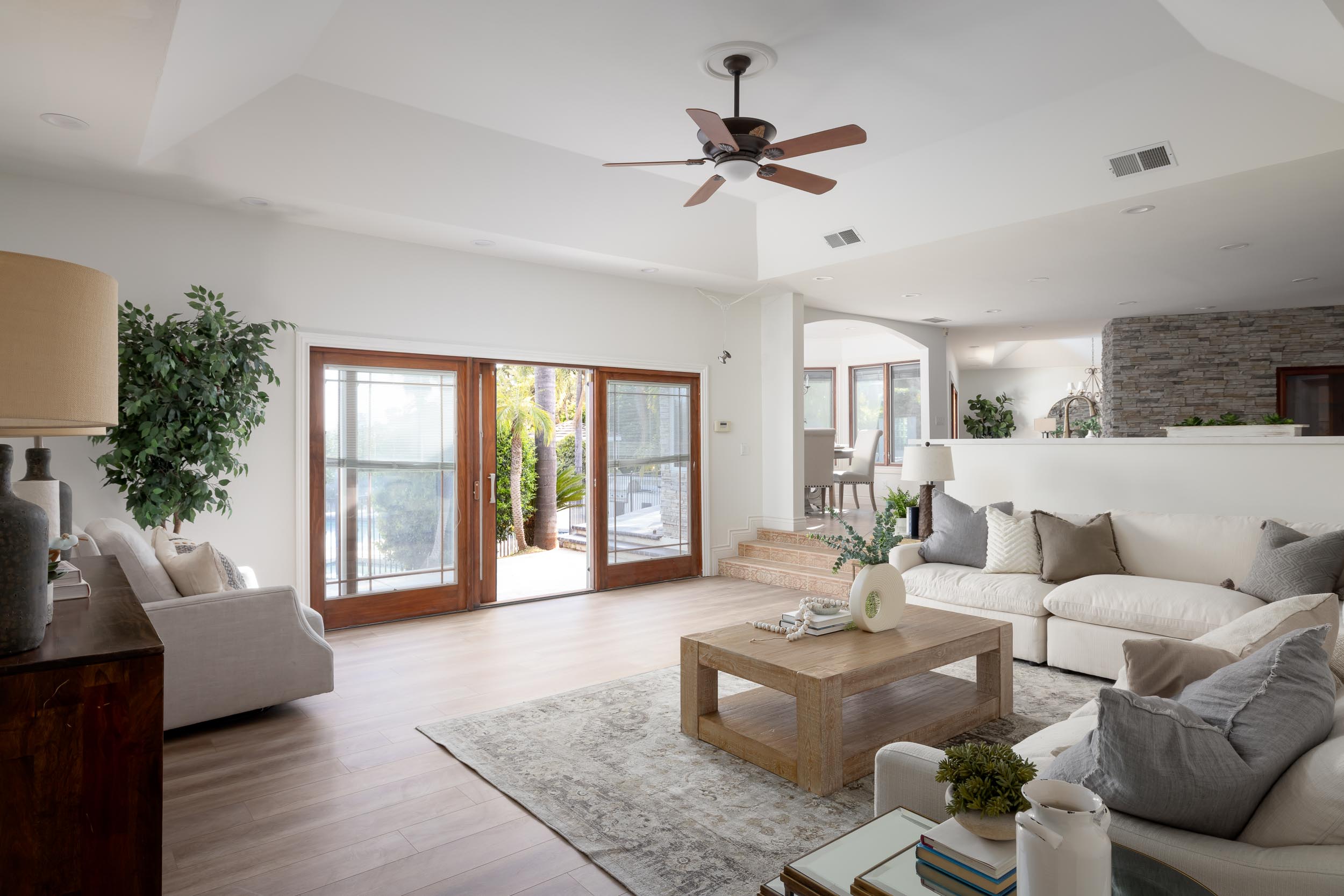 Staged San Diego living room that photographed and showed ready for buyers